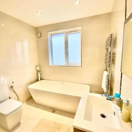 Luxury 5 Bedroom House With Private Car Park In London Holiday home *