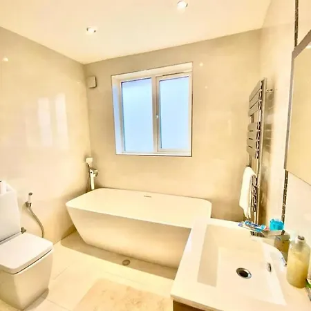 Luxury 5 Bedroom House With Private Car Park In London Holiday home