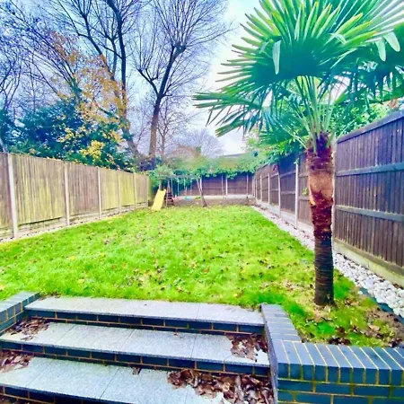Luxury 5 Bedroom House With Private Car Park In London Holiday home Hendon