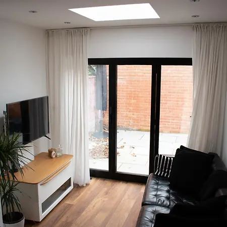 Sw - Stylish One Bedroom With Patio * London