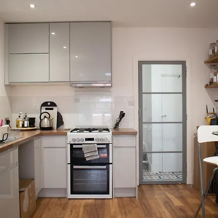 Sw - Stylish One Bedroom With Patio Apartment London