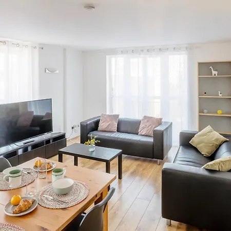 The Bright Flat In Whitechapel * London