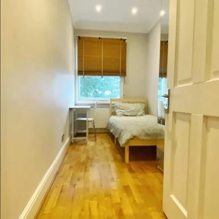 In Of - Fulham Homestay *