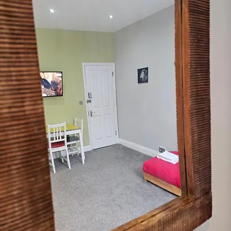Spacious Studio In Apartment