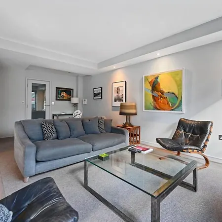 Sleek 2bd Flat Wterrace - 2 Mins From Farringdon!