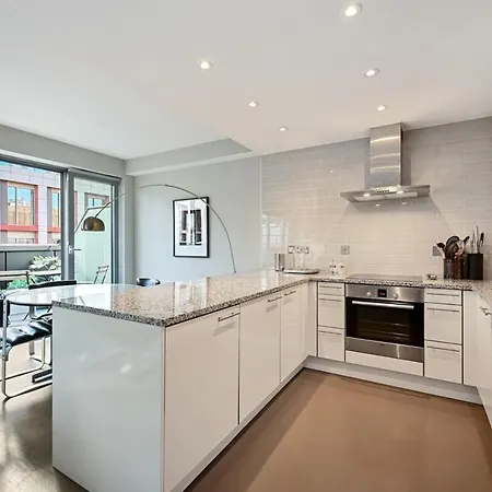 Apartment Sleek 2bd Flat Wterrace - 2 Mins From Farringdon! London