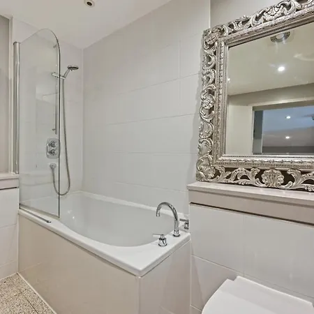 Sleek 2bd Flat Wterrace - 2 Mins From Farringdon! Apartment London