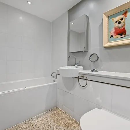 Sleek 2bd Flat Wterrace - 2 Mins From Farringdon! *