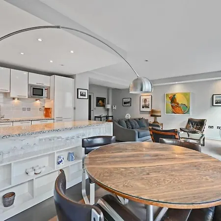 Sleek 2bd Flat Wterrace - 2 Mins From Farringdon! *