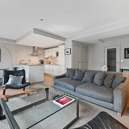 Apartment Sleek 2bd Flat Wterrace - 2 Mins From Farringdon! London