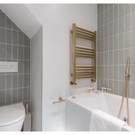 Modern 3-bedroom Flat Apartment