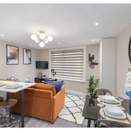 Modern 3-bedroom Flat *