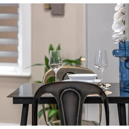 Modern 3-bedroom Flat Apartment