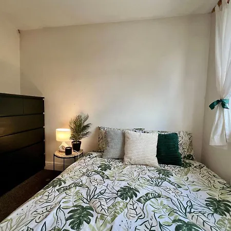 Entire 3 Bedroom End Of Terrace House! Apartment *