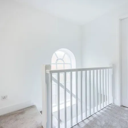 Stylish 3-bed East Contractors Parking Sleeps 5 Near Excel Holiday home *