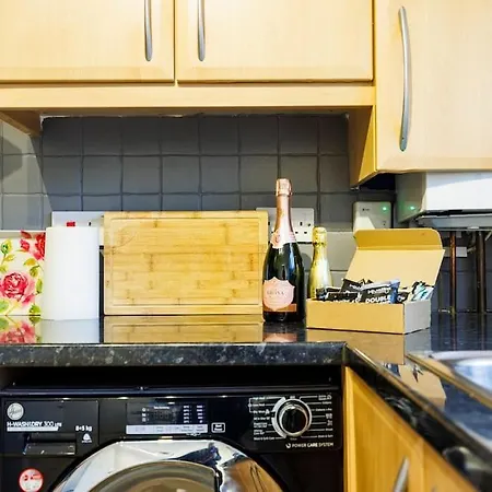 Stylish 3-bed East Contractors Parking Sleeps 5 Near Excel * London