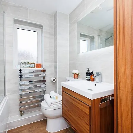 Stylish 3-bed East Contractors Parking Sleeps 5 Near Excel * London