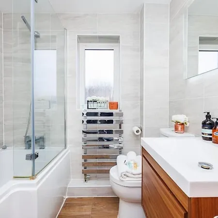 Holiday home Stylish 3-bed East Contractors Parking Sleeps 5 Near Excel *
