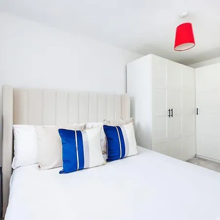 Stylish 3-bed East Contractors Parking Sleeps 5 Near Excel * London