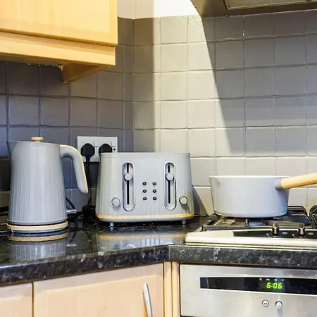 Stylish 3-bed East Contractors Parking Sleeps 5 Near Excel * London