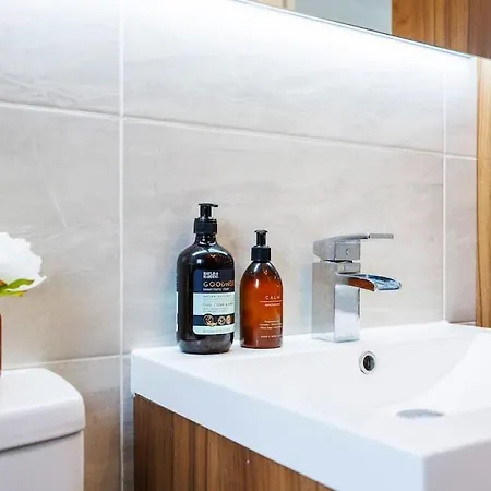 Stylish 3-bed East Contractors Parking Sleeps 5 Near Excel Holiday home *