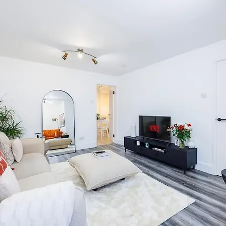 Stylish 3-bed East Contractors Parking Sleeps 5 Near Excel Holiday home *
