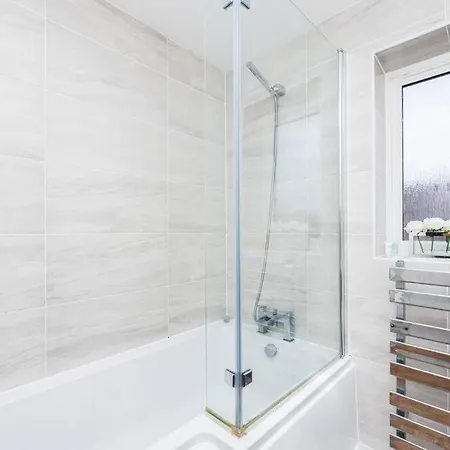 Stylish 3-bed East Contractors Parking Sleeps 5 Near Excel Holiday home London