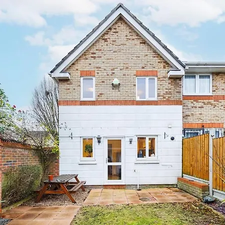 Stylish 3-bed East Contractors Parking Sleeps 5 Near Excel Holiday home *