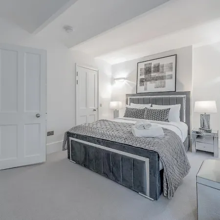Tottenham Court's House - 2 Bed Apartment *