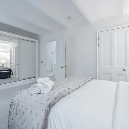 Tottenham Court's House - 2 Bed Apartment London