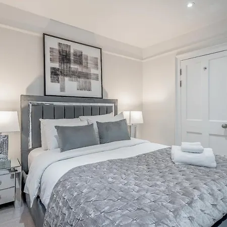 Tottenham Court's House - 2 Bed * 런던