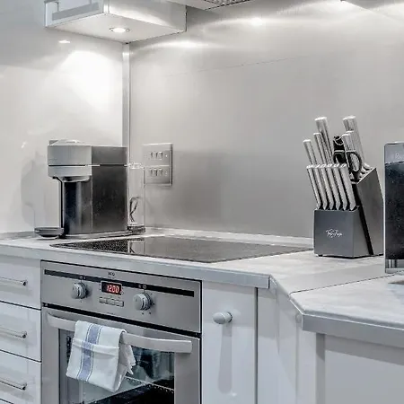 Tottenham Court's House - 2 Bed Apartment