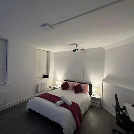 Super Double Bedroom Zone 1 *