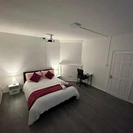 Super Double Bedroom Zone 1 Apartment *