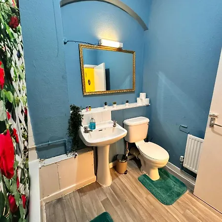 Budget 2-bedroom In Apartment London