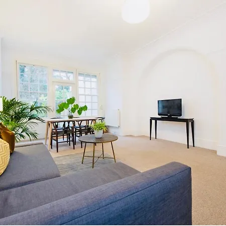 Spacious & Charming Garden Flat -zone 2- Great For Access
