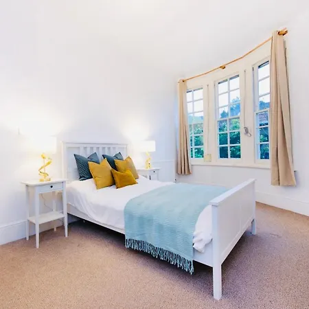 Spacious & Charming Garden Flat -zone 2- Great For Access Apartment London