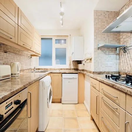 Spacious & Charming Garden Flat -zone 2- Great For Access Apartment