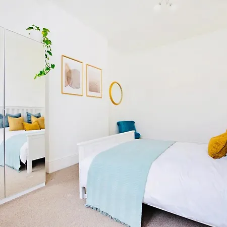 Spacious & Charming Garden Flat -zone 2- Great For Access Apartment *