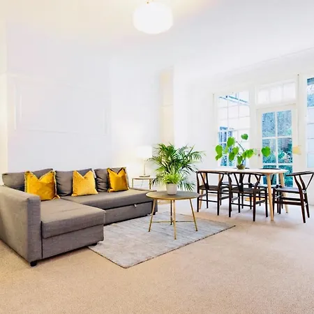 Spacious & Charming Garden Flat -zone 2- Great For Access London