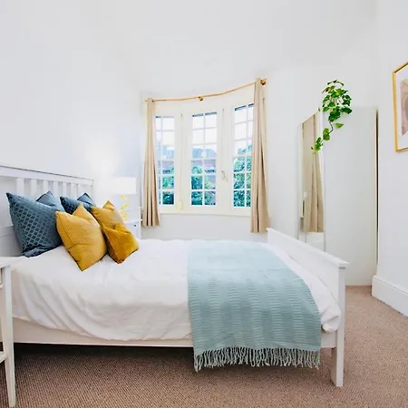 Spacious & Charming Garden Flat -zone 2- Great For Access *