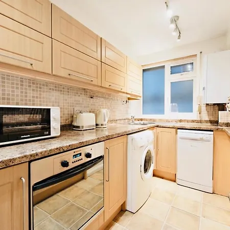 Apartment Spacious & Charming Garden Flat -zone 2- Great For Access *