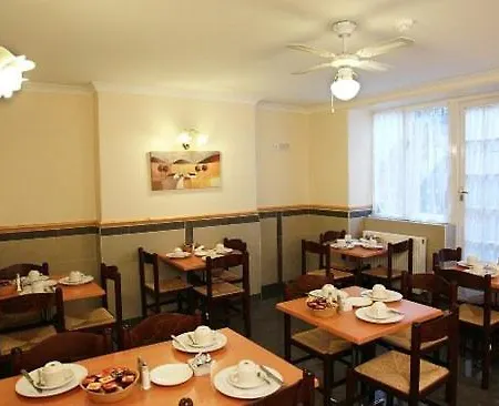 Elmwood מלון 2*