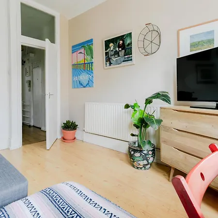Apartment Artistic Pied-A-Terre, Steps From The Tube, Moments From London'S Heart London