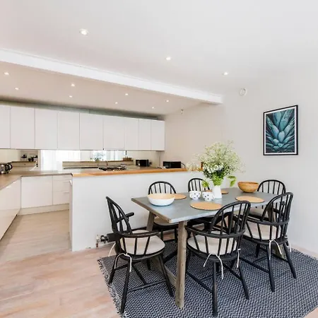 Divine 3 Bed House In Battersea London