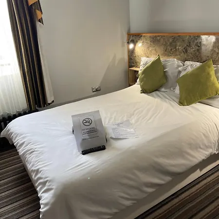 The Six Bells 3*