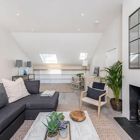 Divine 3 Bed House In Battersea Holiday home *