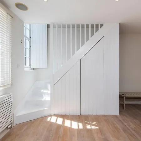 Divine 3 Bed House In Battersea Holiday home London