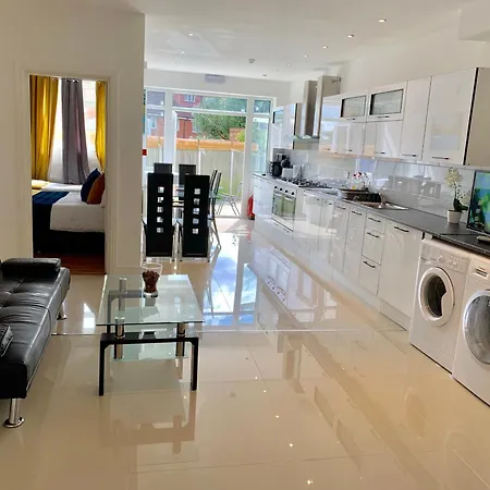 Apartment London Apartments, Private Bathrooms And Parking