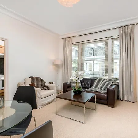 Spacious, Calm One Bedroom * London